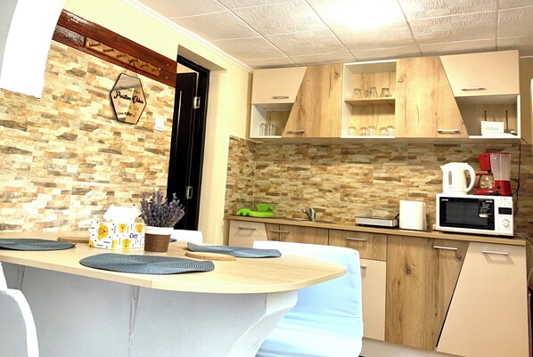 Microwave, stovetop - Urban Retreat. Two-Bedroom Central House with Parking (Brașov)