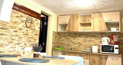 Urban Retreat. Two-Bedroom Central House with Parking