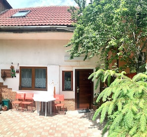 Outdoor dining - Urban Retreat. Two-Bedroom Central House with Parking (Brașov)