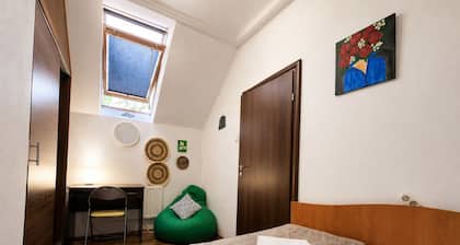 Grinda House. Two-Bedroom Central House with Parking