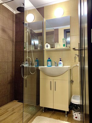 Towels, soap, toilet paper - Urban Retreat. Two-Bedroom Central House with Parking (Brașov)