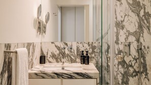 Hair dryer, towels - Ando Living - São Nicolau Townhouse - 302 (Lisboa)