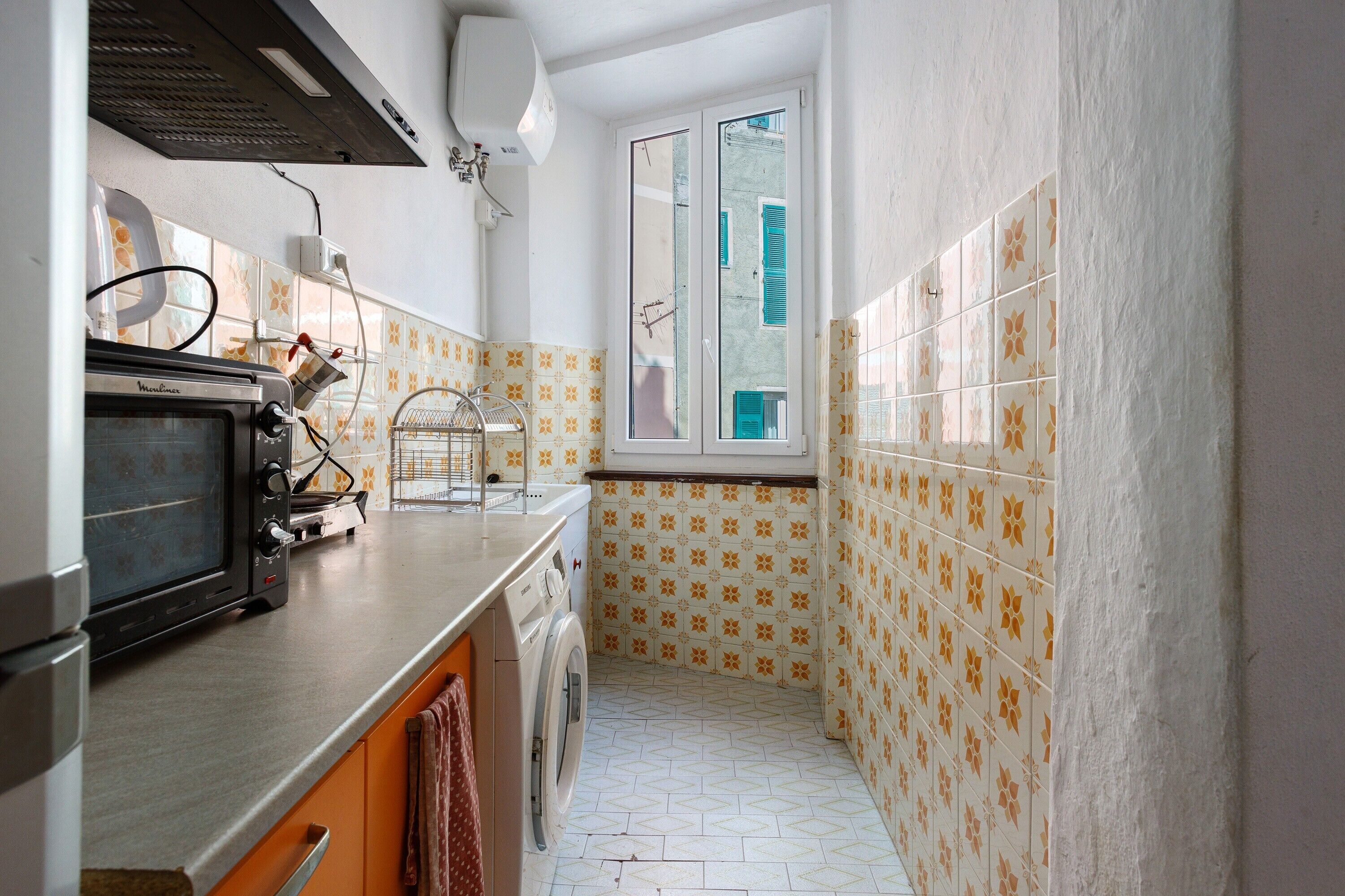 Een koelkast, een oven, een kookplaat, een koffiezetapparaat/waterkoker