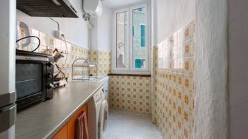 Een koelkast, een oven, een kookplaat, een koffiezetapparaat/waterkoker