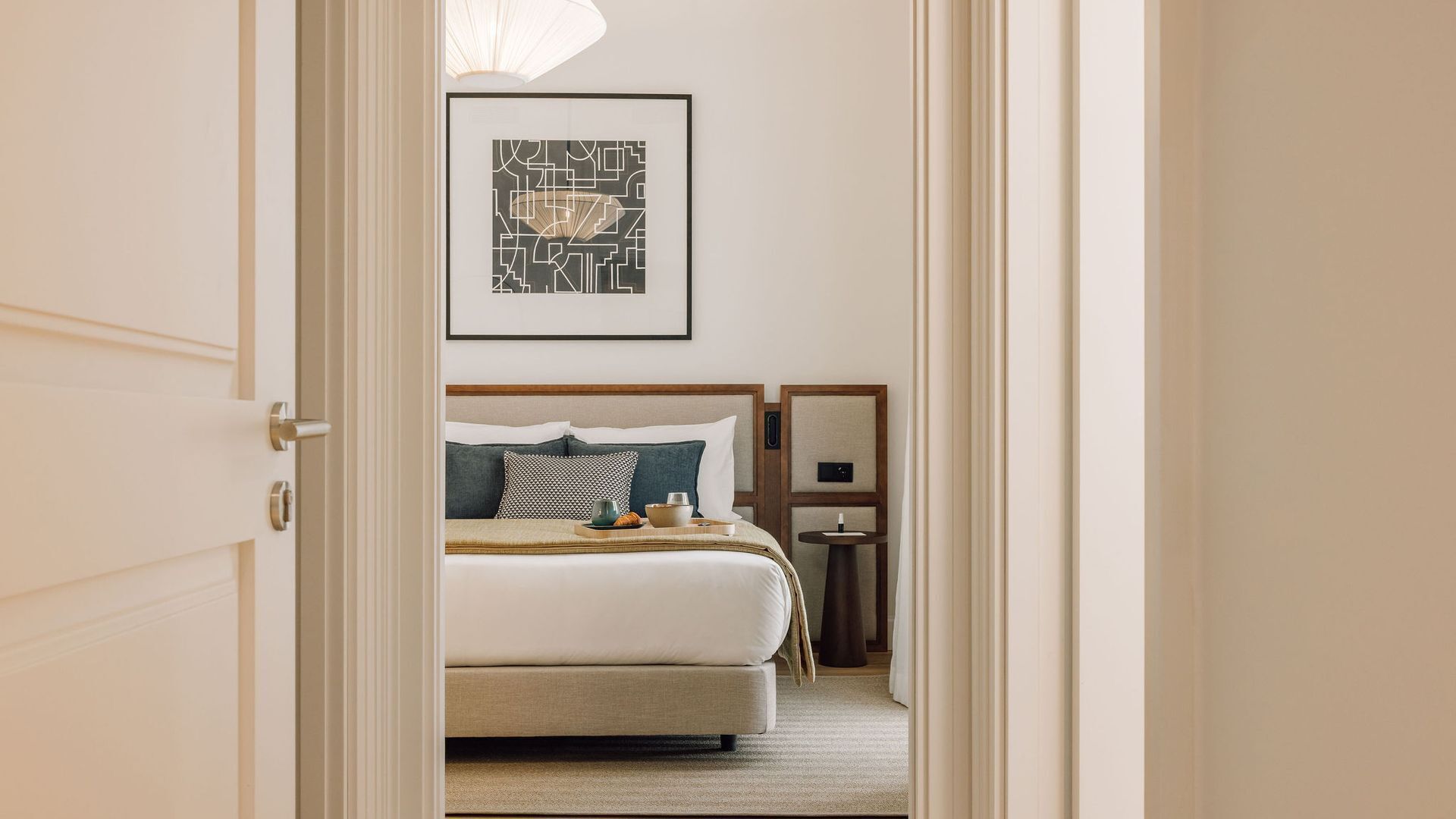 Een strijkplank/strijkijzer, reisbedje, gratis wifi, beddengoed