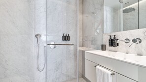 Hair dryer, towels - Ando Living - Santa Justa 79 Townhouse - 401 (Lisboa)