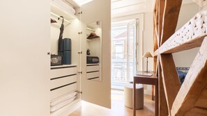 Iron/ironing board, travel cot, free WiFi, bed sheets - Ando Living - Santa Justa 79 Townhouse - 401 (Lisboa)