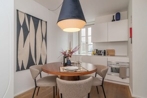 Fridge, microwave, oven, stovetop - Santa Justa 77 Flats - 501 (Lisboa)