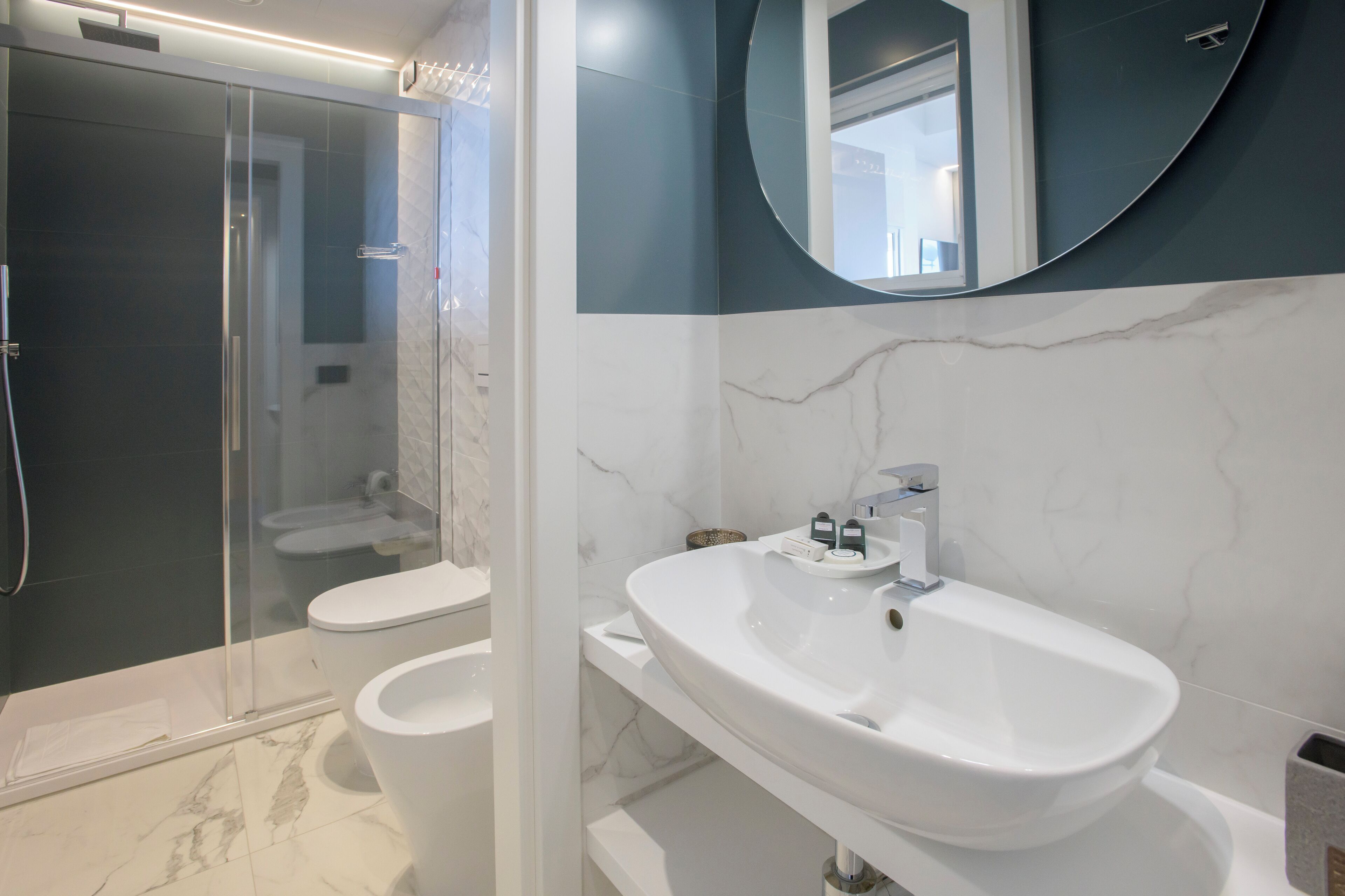 Doccia, asciugacapelli, bidet, asciugamani