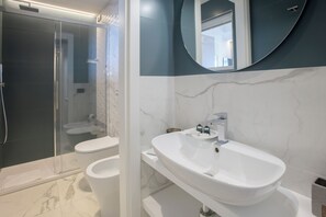 Douche, sèche-cheveux, bidet, serviettes fournies