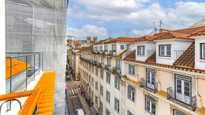 A narrow street with historic buildings, a visible staircase, and a clear sky. - Ando Living - Douradores House - 503 (Lisboa)