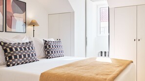 Iron/ironing board, travel cot, free WiFi, bed sheets - Ando Living - Santa Justa 79 Townhouse - 501 (Lisboa)