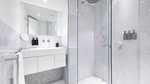 Hair dryer, towels - Ando Living - Santa Justa 79 Townhouse - 501 (Lisboa)