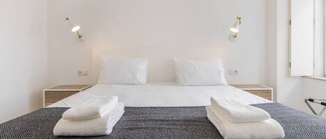 Bügeleisen/Bügelbrett, Reisekinderbett, kostenloses WLAN, Bettwäsche