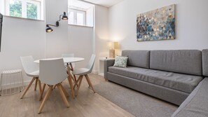TV - Garcia 28 | Apartment 0B (Lisboa)