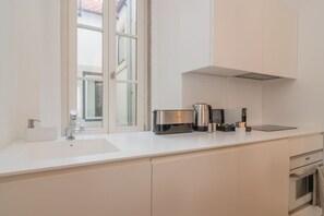 Coffee/tea maker, fridge, microwave, oven - Ando Living - Santa Justa 77 House - 201 (Lisboa)