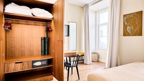Bügeleisen/Bügelbrett, Reisekinderbett, kostenloses WLAN, Bettwäsche