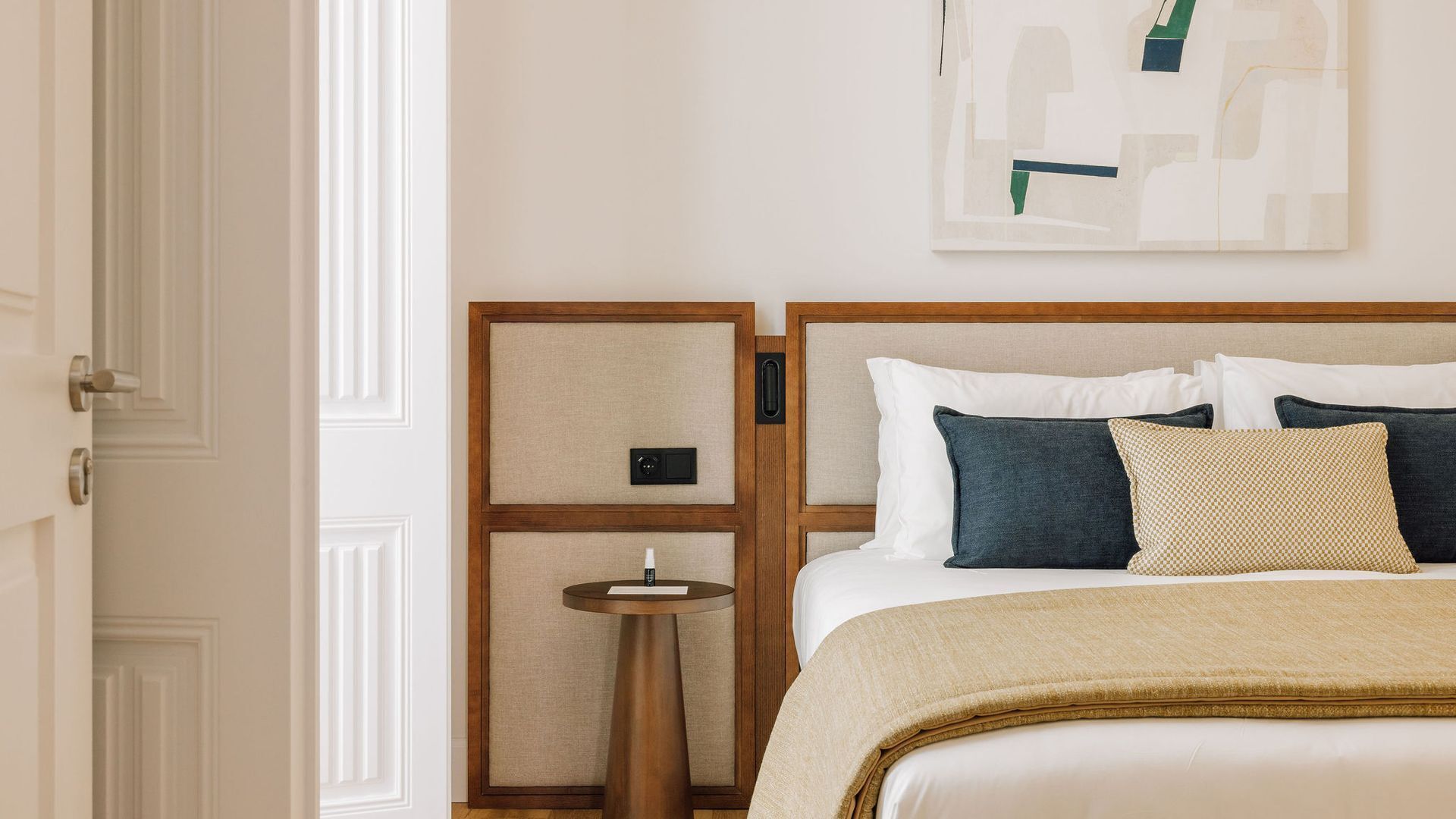 Een strijkplank/strijkijzer, reisbedje, gratis wifi, beddengoed