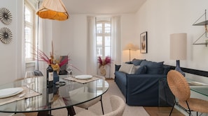 TV - Santa Justa 77 Flats - 202 (Lisboa)