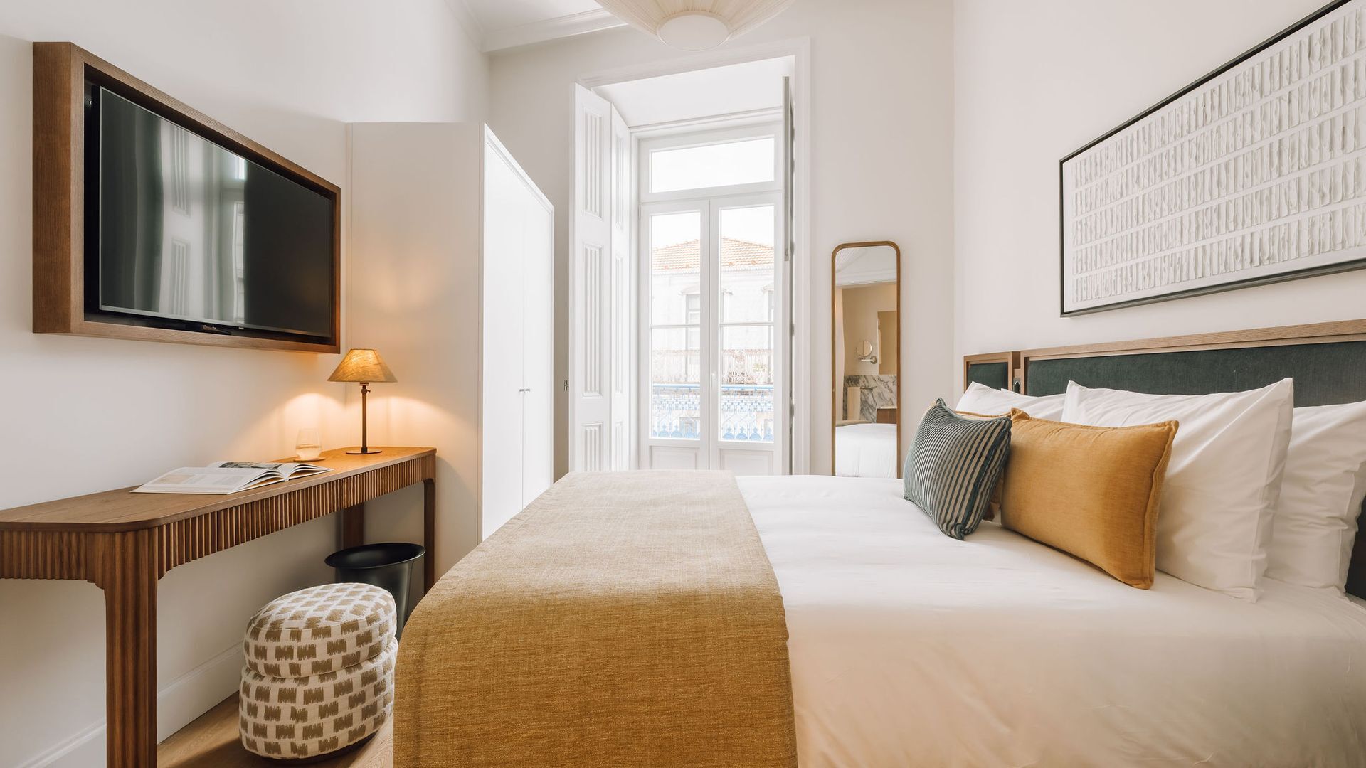 Een strijkplank/strijkijzer, reisbedje, gratis wifi, beddengoed