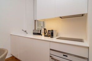 Fridge, microwave, oven, stovetop - Santa Justa 77 Flats - 301 (Lisboa)