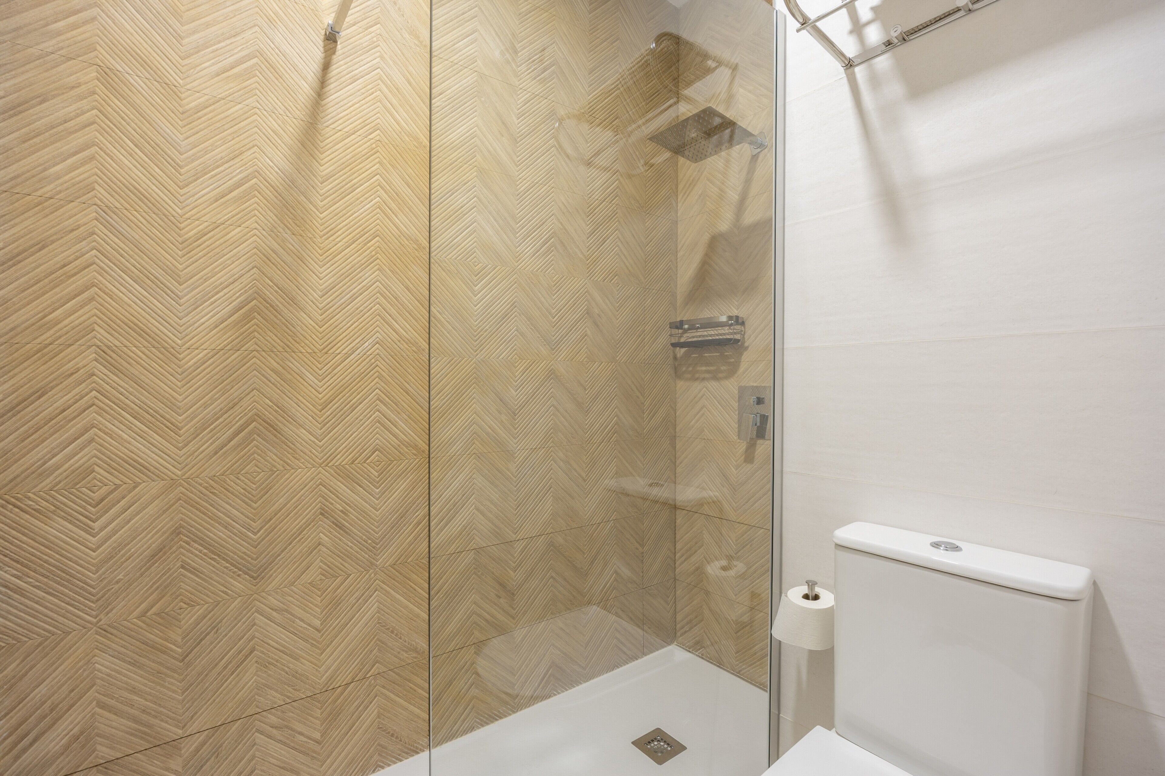 Une salle de bain moderne avec une douche à parois de verre, des toilettes et un lavabo.