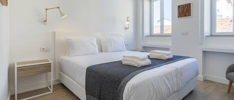 Bügeleisen/Bügelbrett, Reisekinderbett, kostenloses WLAN, Bettwäsche