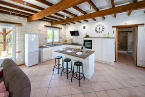 Private kitchen - Holiday Home 'Gite Coeur Des Ondes - Coquelicot' with Private Terrace and Shared Garden (Saint-Georges)
