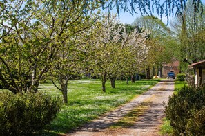 Property grounds - Holiday Home 'Gite Coeur Des Ondes - Coquelicot' with Private Terrace and Shared Garden (Saint-Georges)