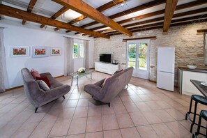TV - Holiday Home 'Gite Coeur Des Ondes - Coquelicot' with Private Terrace and Shared Garden (Saint-Georges)