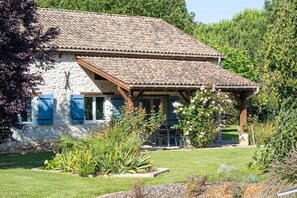 Exterior - Holiday Home 'Gite Coeur Des Ondes - Coquelicot' with Private Terrace and Shared Garden (Saint-Georges)