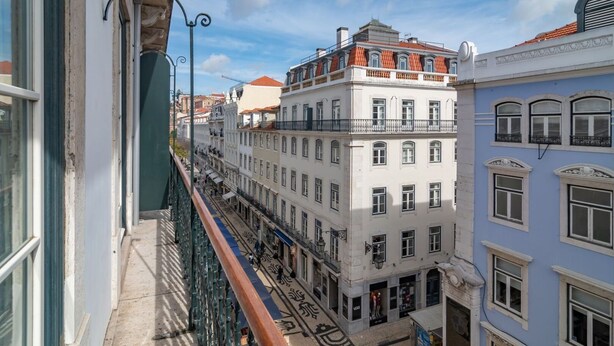 A street view with buildings featuring balconies and storefronts. - Ando Living - Santa Justa 77 House - 401 (Lisboa)