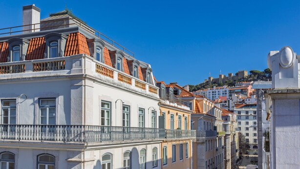 Edifici històric amb balcons ornamentals i terrasses de teules, típic de l'arquitectura de Lisboa.