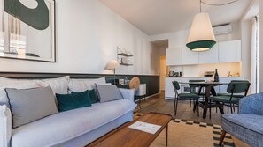 TV - Santa Justa 77 Flats - 402 (Lisboa)