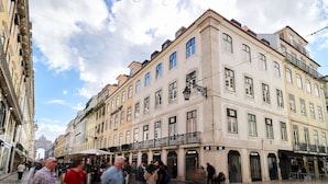 Historiallinen rakennus, jossa on useita myymälätiloja, mukaan lukien tunnettu Salsa Jeans -myymälä.