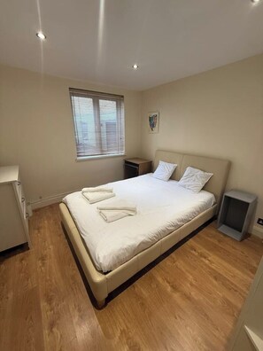 4 bedrooms, iron/ironing board, free WiFi, bed sheets - Modern Spacious 4 Bedroom house in St John's Wood (London)