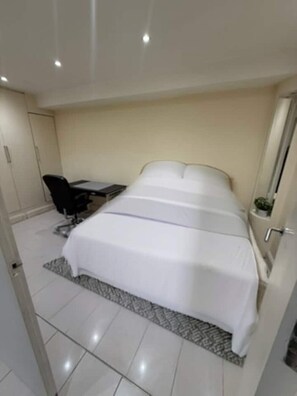 4 عدّة غرف نوم ومكواة/لوح كي وواي فاي مجانًا وملاءات أسرّة