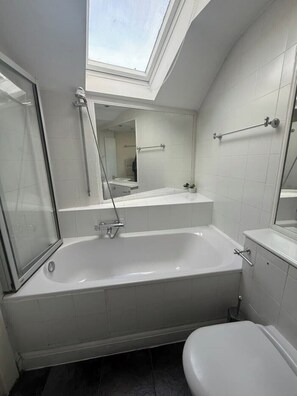 تجهيزات دش، مجففات شعر، مناشف، صابون