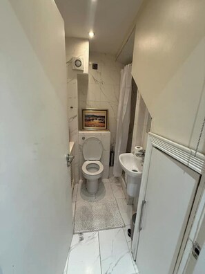 Shower, hair dryer, towels, soap - Modern Spacious 4 Bedroom house in St John's Wood (London)