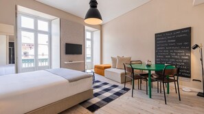 Tabla de planchar con plancha, cuna de viaje, wifi gratis y ropa de cama