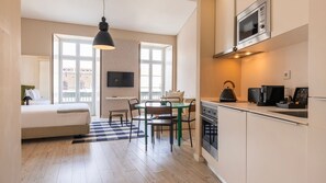 Bügeleisen/Bügelbrett, Reisekinderbett, kostenloses WLAN, Bettwäsche