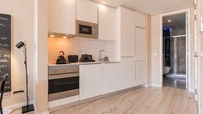 Frigorifero, microonde, forno, piano cottura