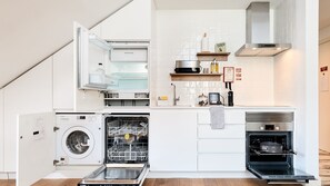 Fridge, microwave, oven, stovetop - Ando Living - Augusta Townhouse - 402 (Lisboa)
