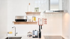 Cafetera o tetera, frigorífico, microondas y horno