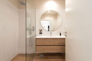 Hair dryer, towels - Ando Living - Flores 200 Townhouse - 101 (Porto)