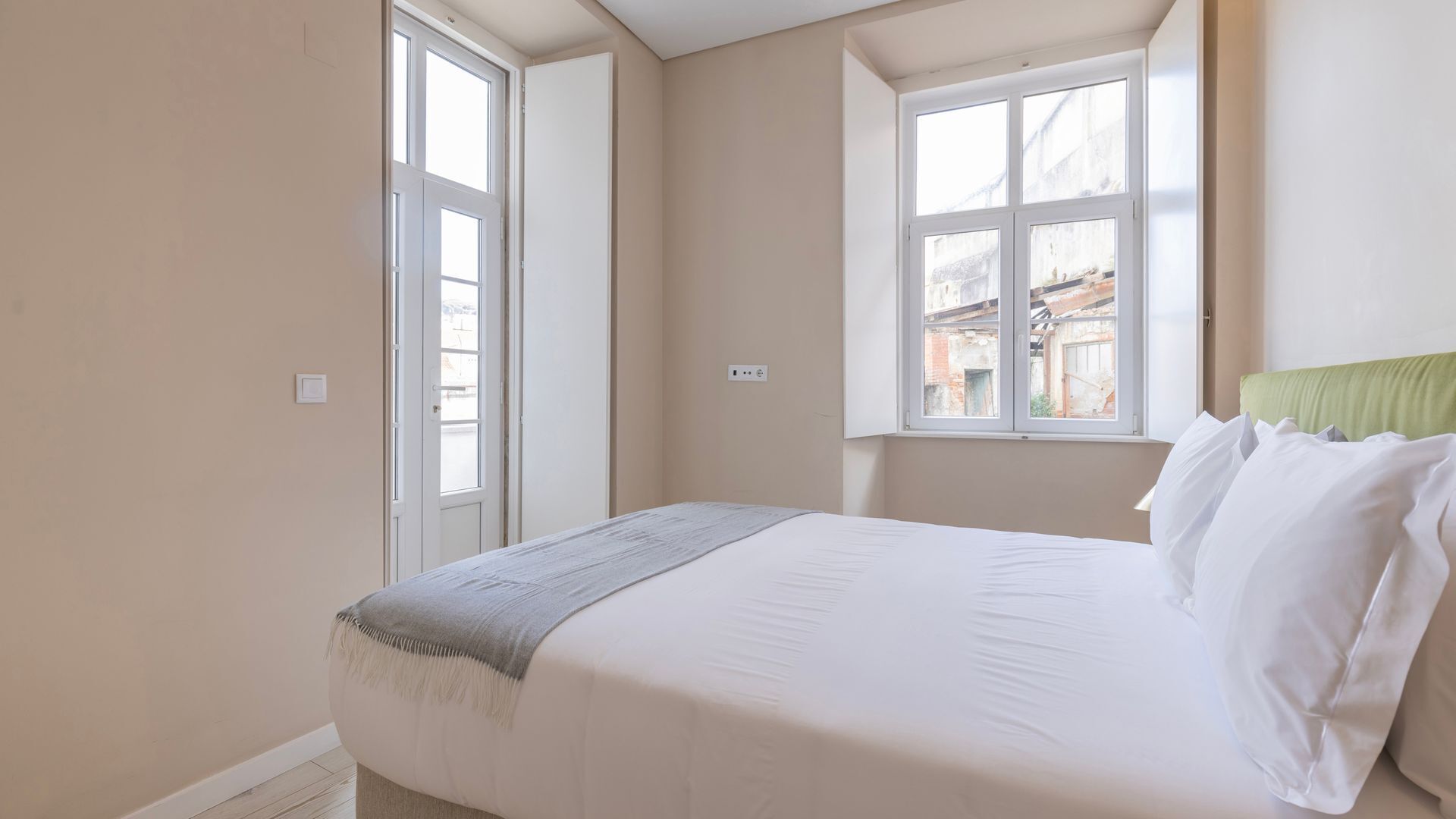 Fer et planche à repasser, lit parapluie, Wi-Fi gratuit, draps fournis