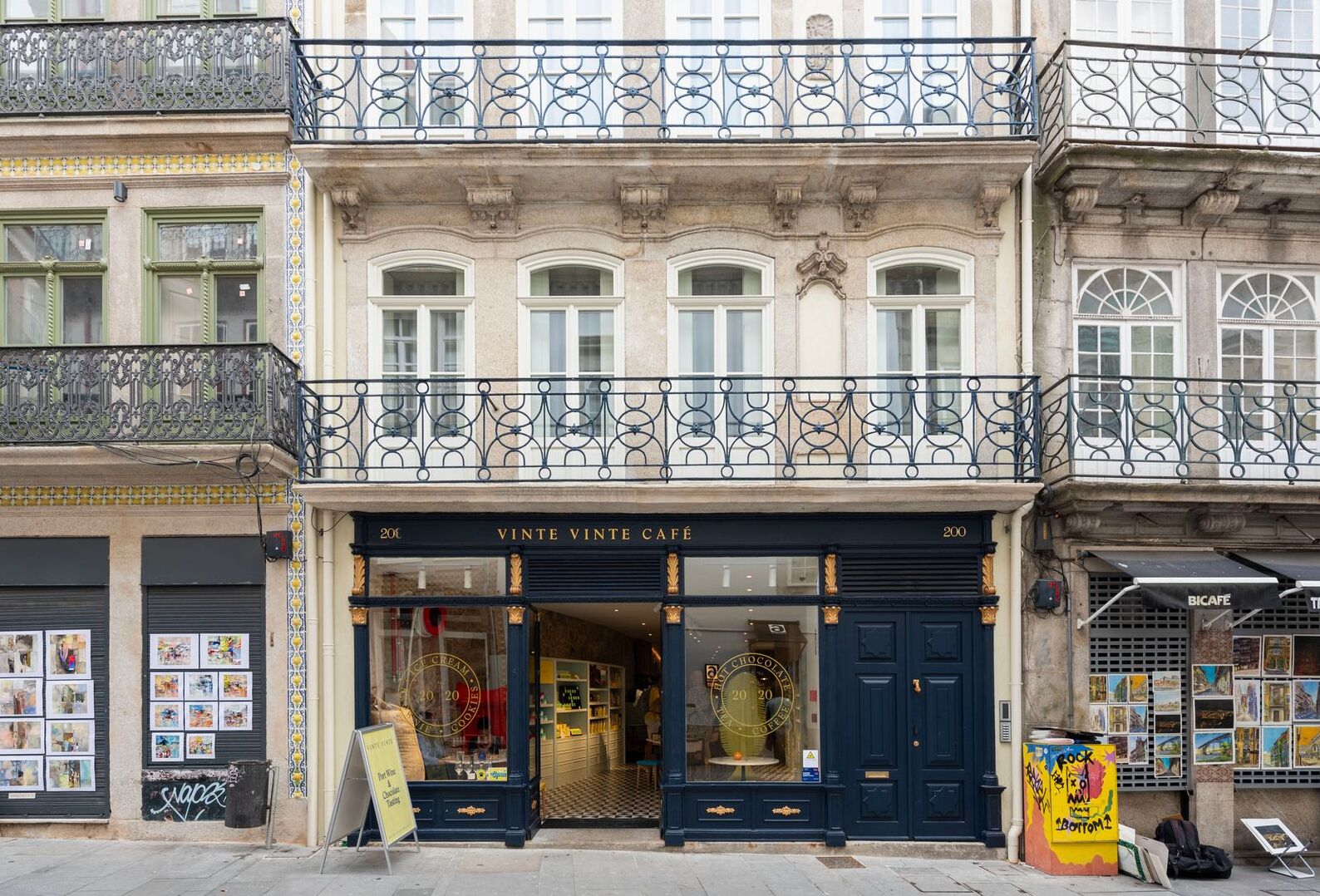 Un edificio antiguo con una cafetería llamada 