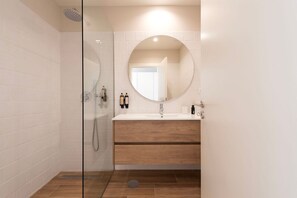 Hair dryer, towels - Ando Living - Flores 200 Townhouse - 102 (Porto)