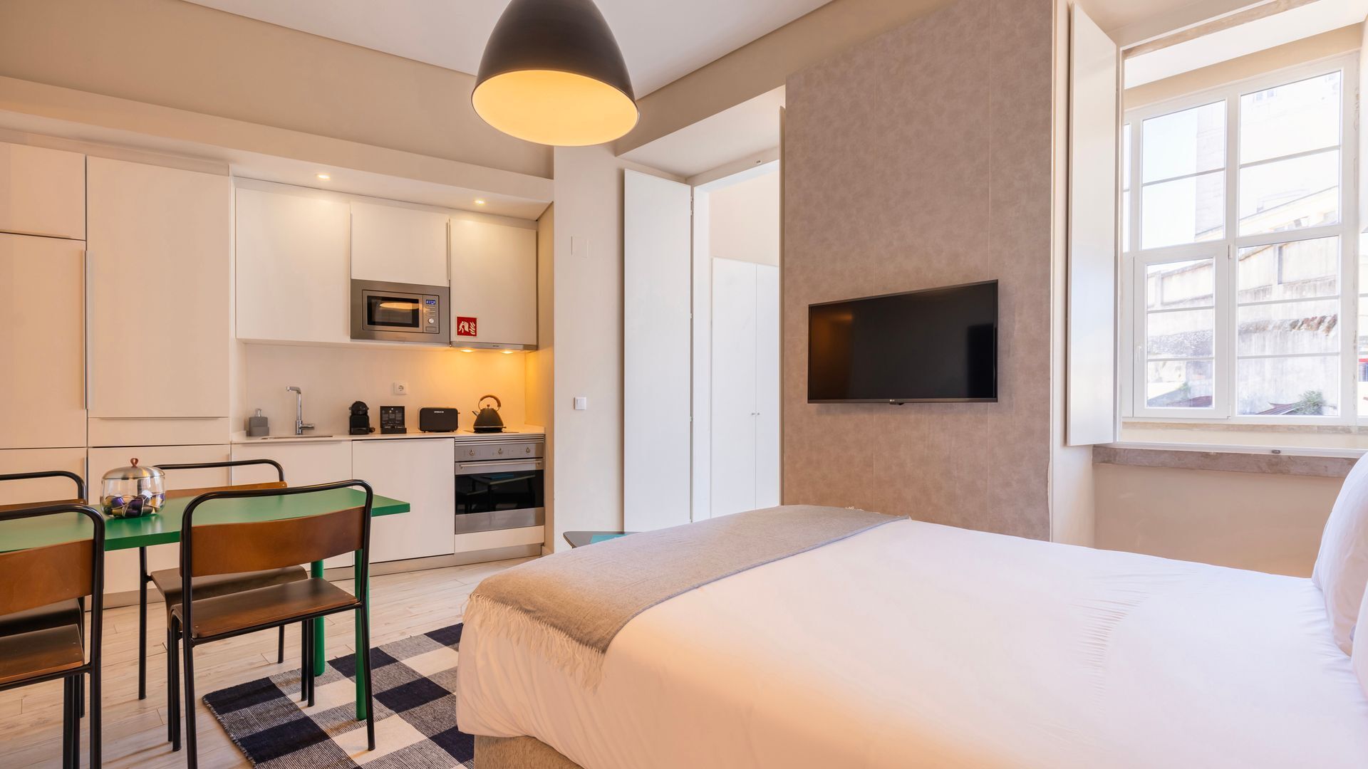 Fer et planche à repasser, lit parapluie, Wi-Fi gratuit, draps fournis