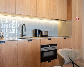 Fridge, microwave, oven, stovetop - Ando Living - Santa Catarina Townhouse - 102 (Porto)